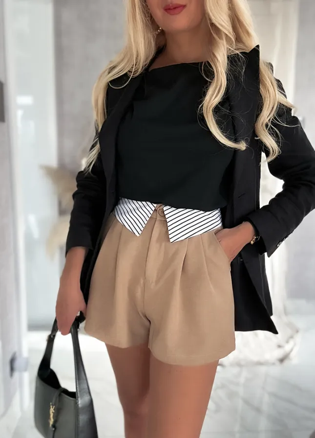 Eleganckie beżowe spodenki z ozdobnym pasem - N066