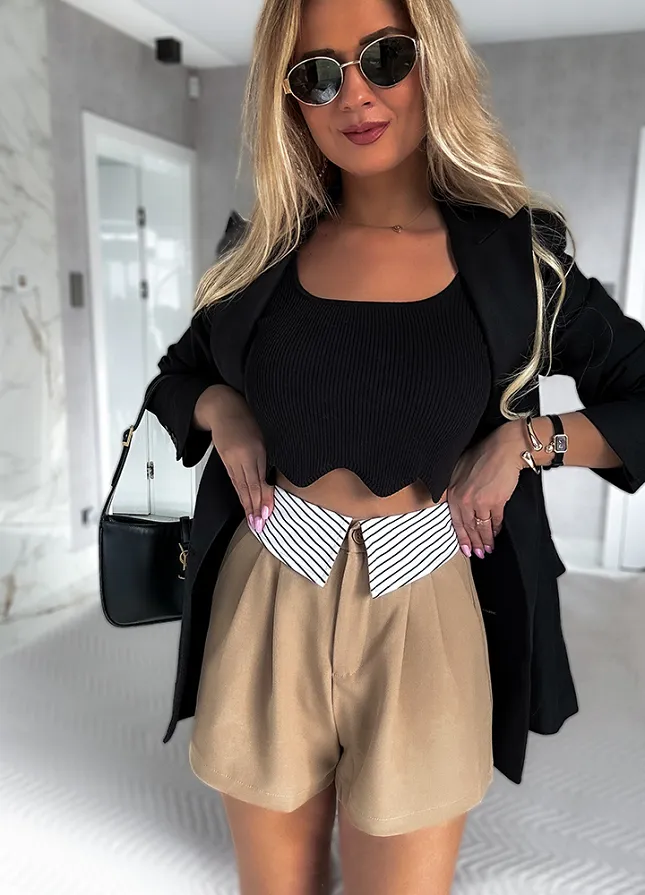 Eleganckie beżowe spodenki z ozdobnym pasem - N066