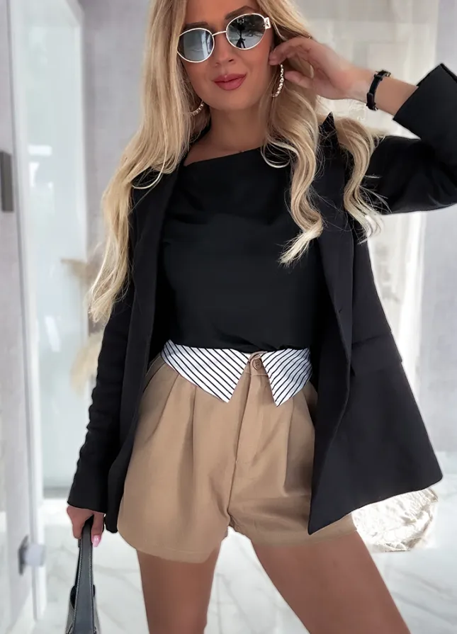 Eleganckie beżowe spodenki z ozdobnym pasem - N066