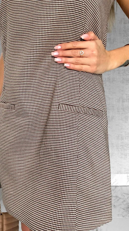 Elegancka wiosenna sukienka w mini pepitkę - R423