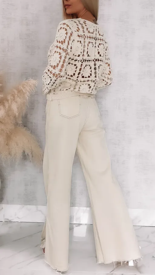 Bawełniany ażurowy sweter zapinany na guziki ONE SIZE ecru - R905