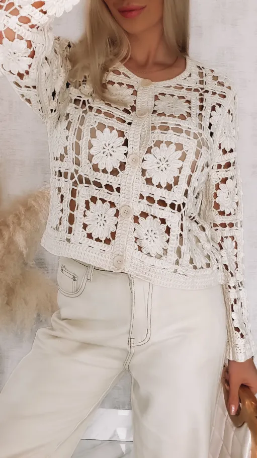 Bawełniany ażurowy sweter zapinany na guziki ONE SIZE ecru - R905