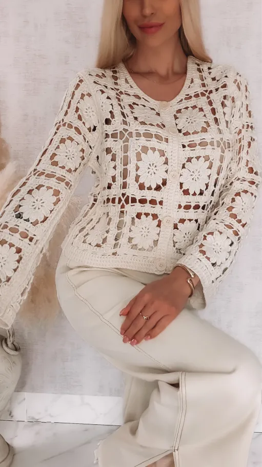 Bawełniany ażurowy sweter zapinany na guziki ONE SIZE ecru - R905