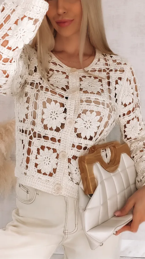 Bawełniany ażurowy sweter zapinany na guziki ONE SIZE ecru - R905