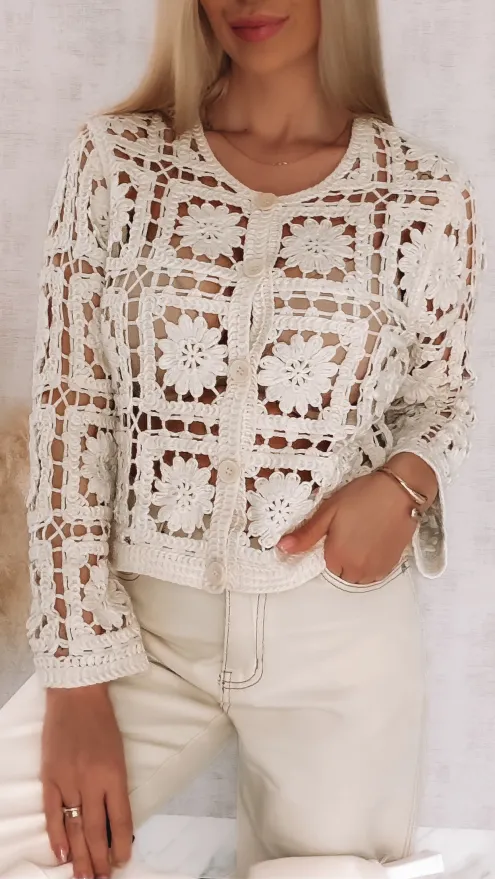 Bawełniany ażurowy sweter zapinany na guziki ONE SIZE ecru - R905