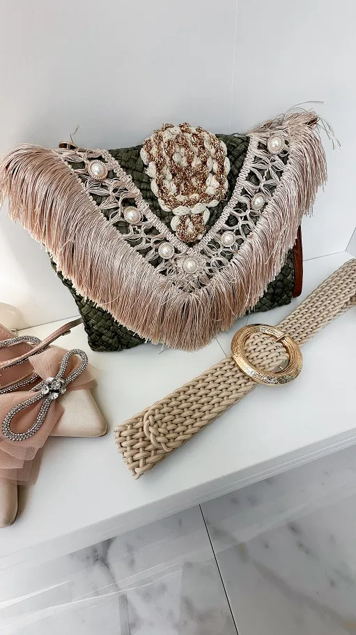 Piękna słomiana torebka BOHO z frędzlami i złotymi dodatkami KHAKI - P671A