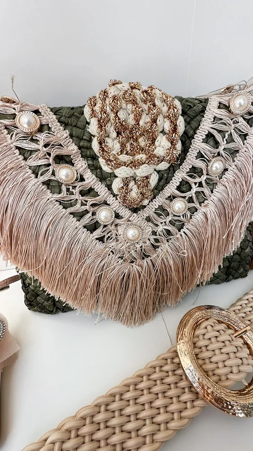 Piękna słomiana torebka BOHO z frędzlami i złotymi dodatkami KHAKI - P671A