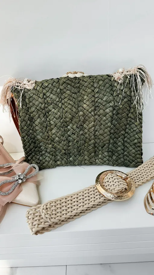 Piękna słomiana torebka BOHO z frędzlami i złotymi dodatkami KHAKI - P671A