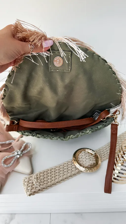 Piękna słomiana torebka BOHO z frędzlami i złotymi dodatkami KHAKI - P671A