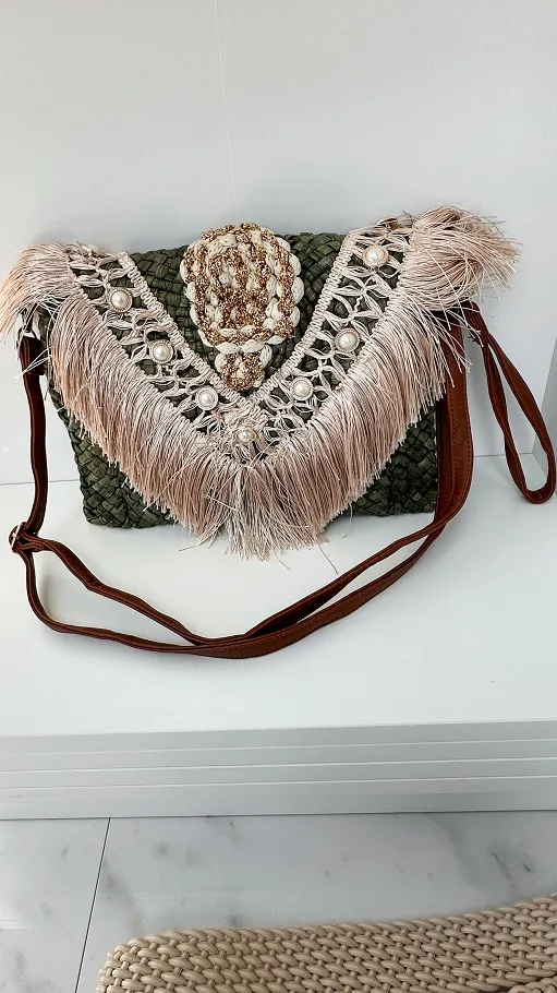 Piękna słomiana torebka BOHO z frędzlami i złotymi dodatkami KHAKI - P671A