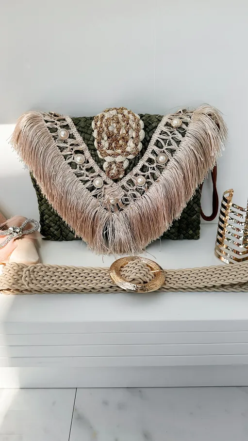 Piękna słomiana torebka BOHO z frędzlami i złotymi dodatkami KHAKI - P671A