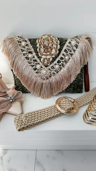 Piękna słomiana torebka BOHO z frędzlami i złotymi dodatkami KHAKI - P671A