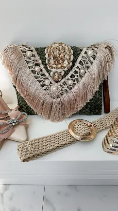 Piękna słomiana torebka BOHO z frędzlami i złotymi dodatkami KHAKI - P671A