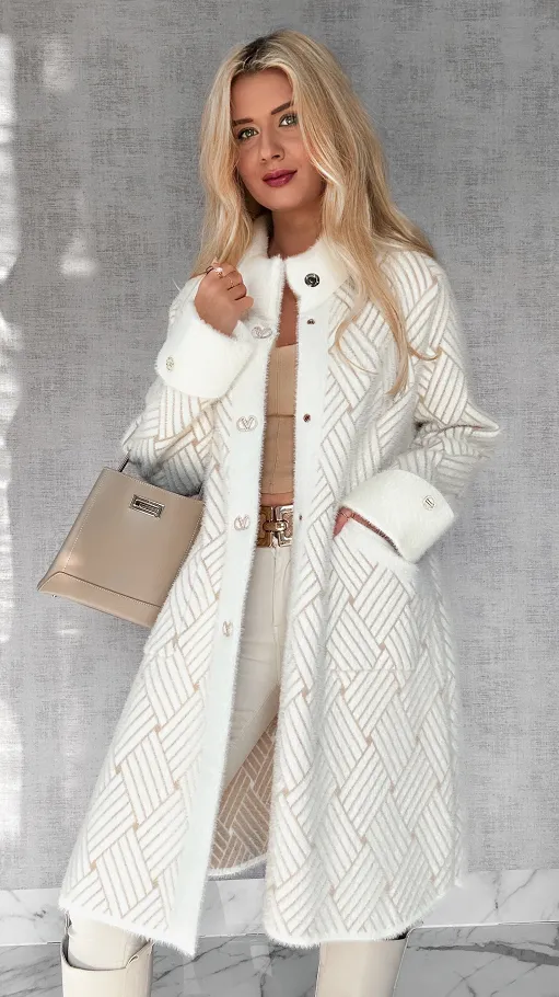 Elegancki wełniany płaszcz ALPAKA wzór warkocz ONE SIZE ecru - R043A