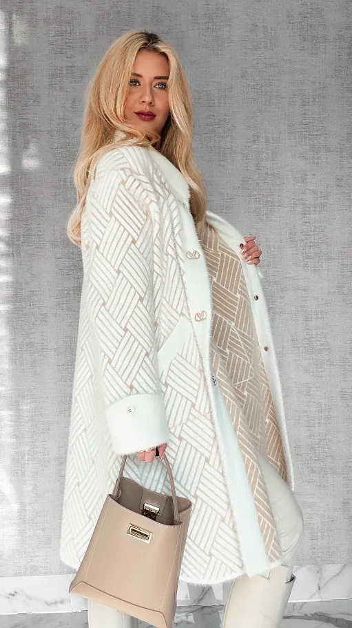 Elegancki wełniany płaszcz ALPAKA wzór warkocz ONE SIZE ecru - R043A