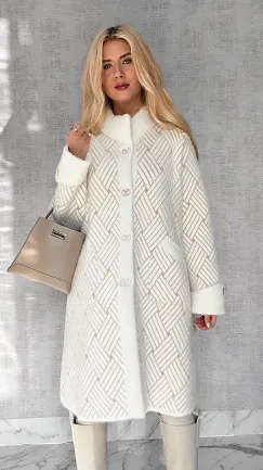 Elegancki wełniany płaszcz ALPAKA wzór warkocz ONE SIZE ecru - R043A