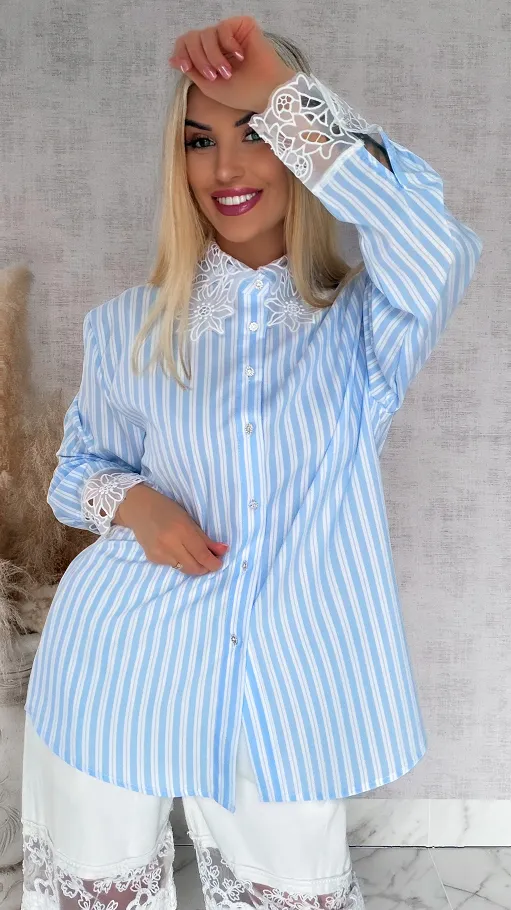 Niebieska koszula w paski zdobiona koronkowym kołnierzykiem ONE SIZE - R864A