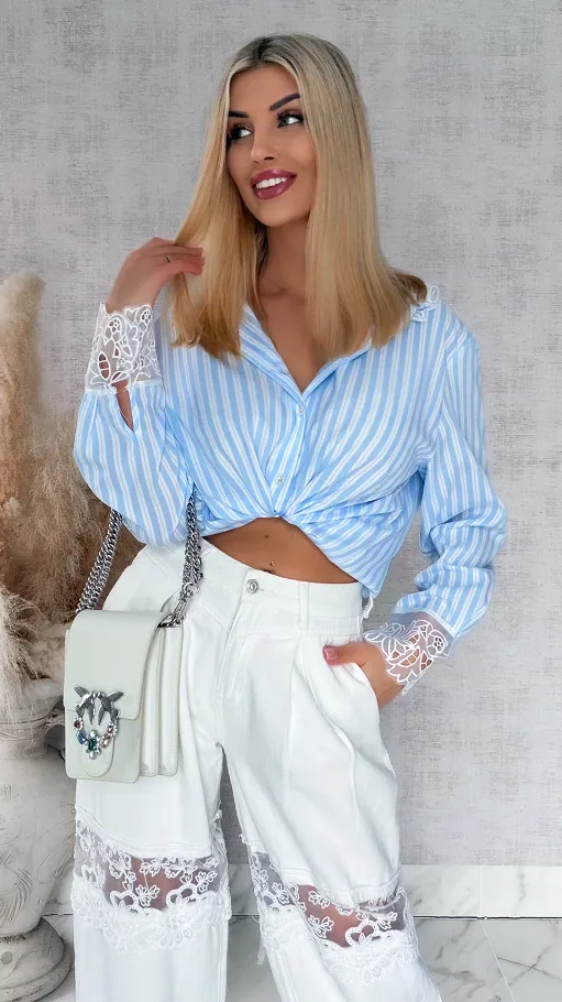 Niebieska koszula w paski zdobiona koronkowym kołnierzykiem ONE SIZE - R864A