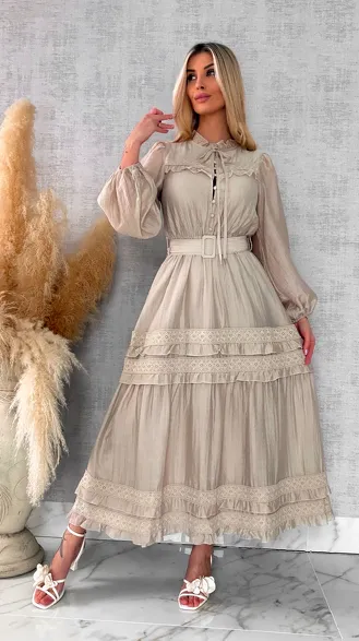 Elegancka długa sukienka zdobiona koronką BEŻOWA - R599