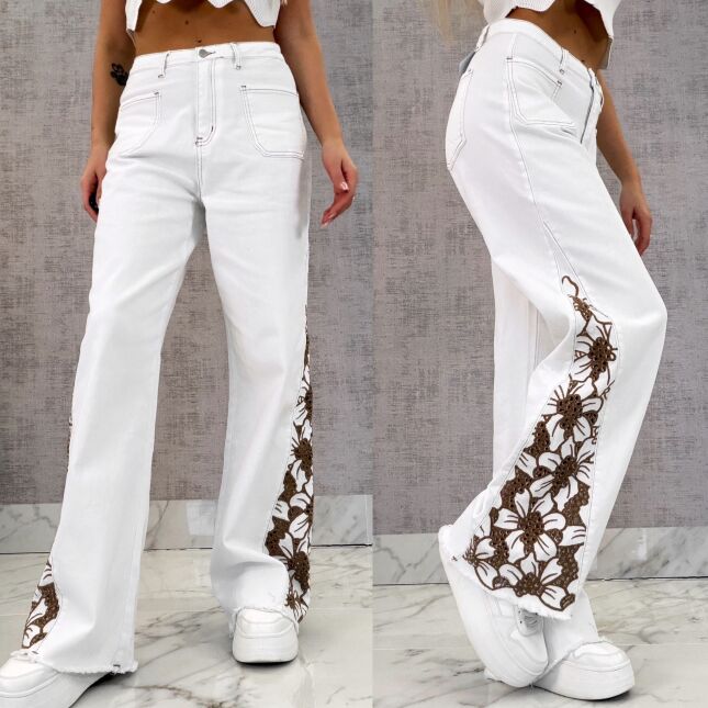 Modne białe elastyczne jeansy dzwony z haftowanymi kwiatami - R609