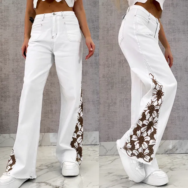 Modne białe elastyczne jeansy dzwony z haftowanymi kwiatami - R609