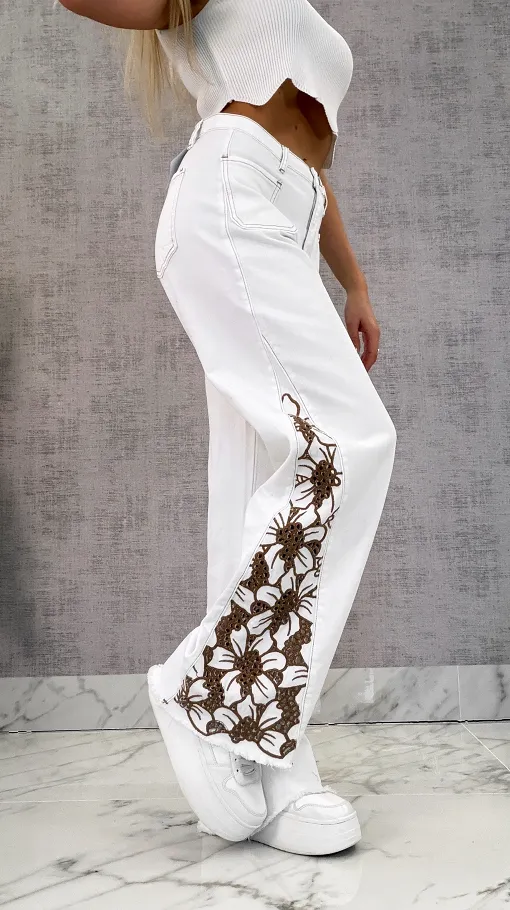 Modne białe elastyczne jeansy dzwony z haftowanymi kwiatami - R609