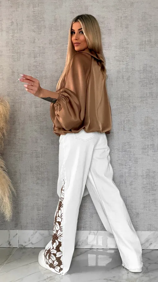 Modne białe elastyczne jeansy dzwony z haftowanymi kwiatami - R609