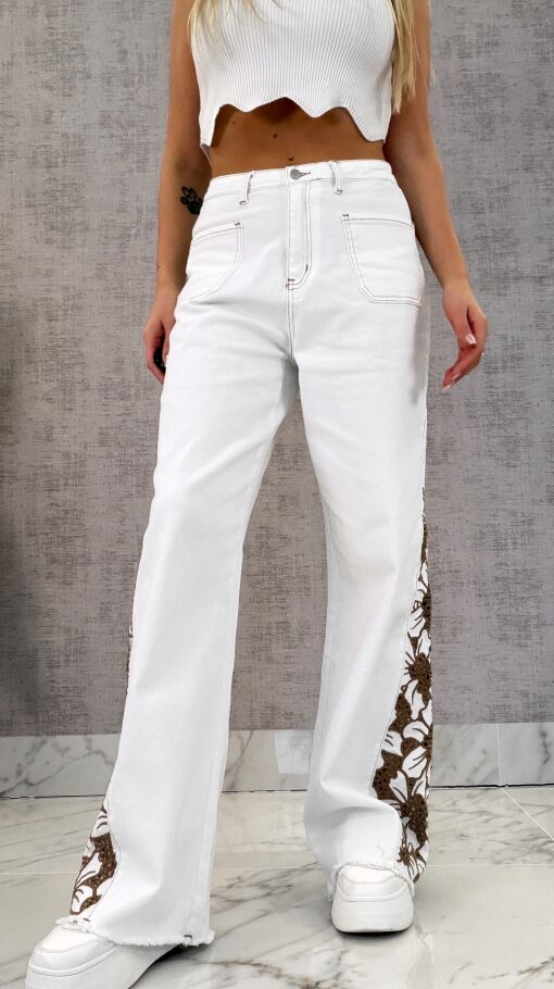 Modne białe elastyczne jeansy dzwony z haftowanymi kwiatami - R609