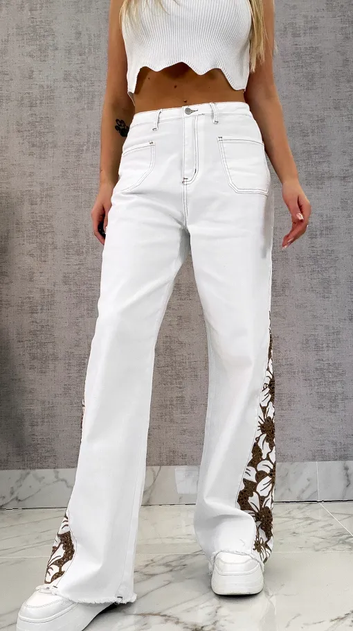 Modne białe elastyczne jeansy dzwony z haftowanymi kwiatami - R609