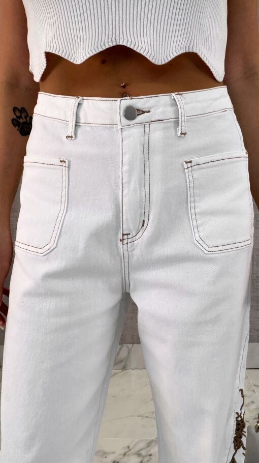 Modne białe elastyczne jeansy dzwony z haftowanymi kwiatami - R609