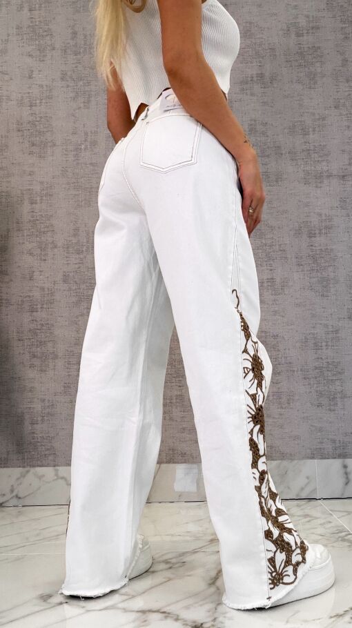 Modne białe elastyczne jeansy dzwony z haftowanymi kwiatami - R609