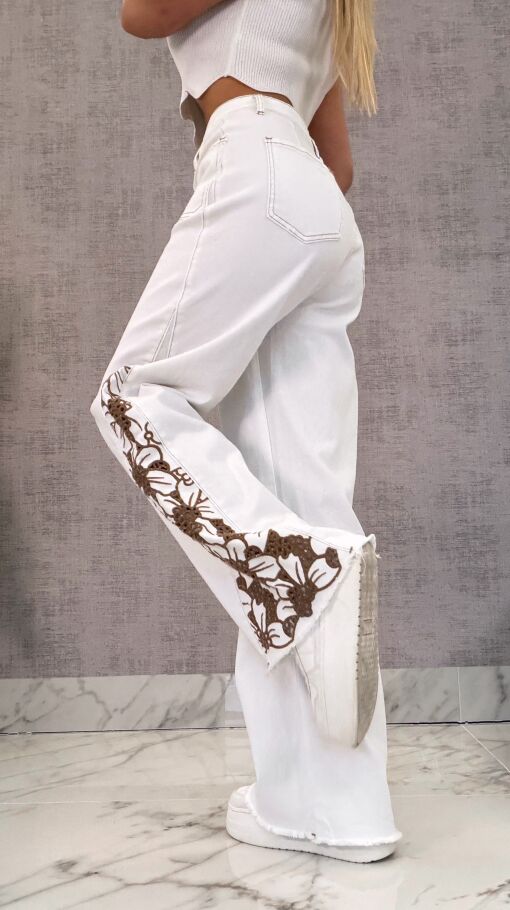 Modne białe elastyczne jeansy dzwony z haftowanymi kwiatami - R609