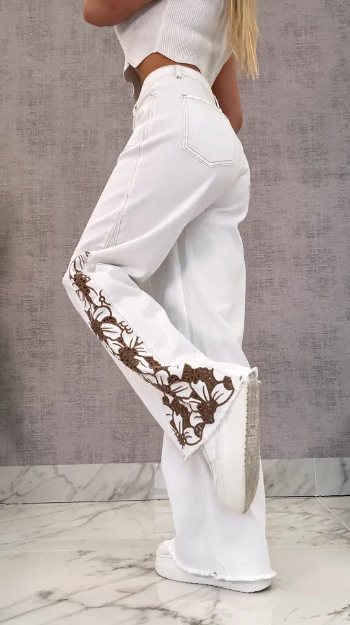 Modne białe elastyczne jeansy dzwony z haftowanymi kwiatami - R609
