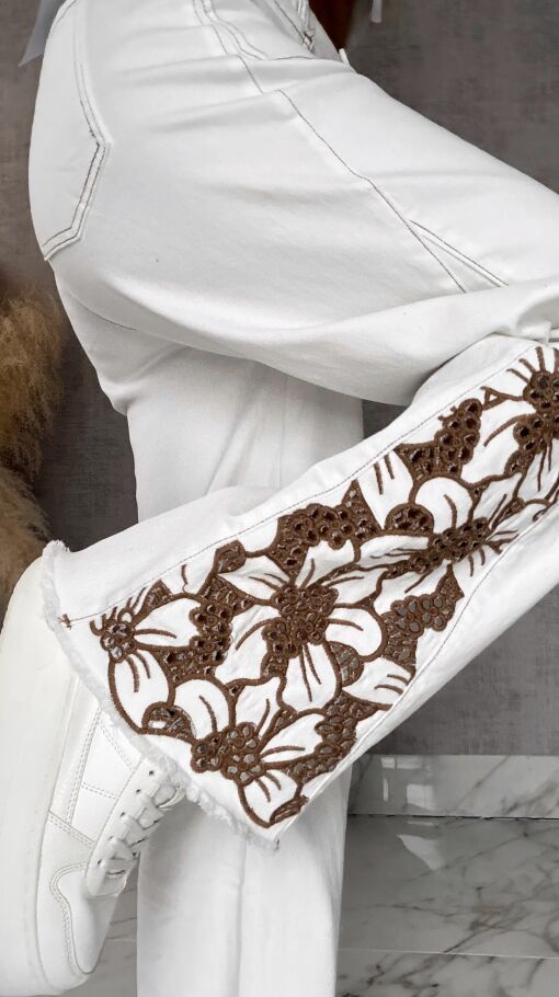 Modne białe elastyczne jeansy dzwony z haftowanymi kwiatami - R609