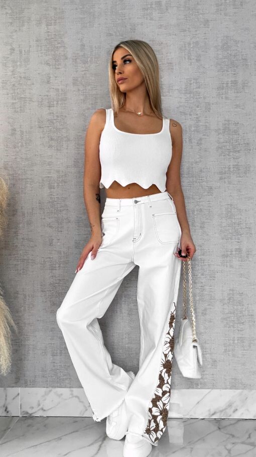 Modne białe elastyczne jeansy dzwony z haftowanymi kwiatami - R609