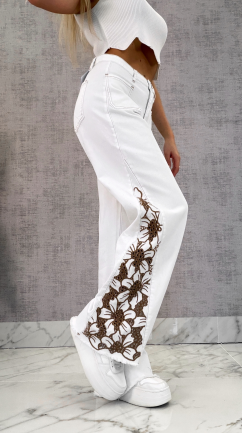 Modne białe elastyczne jeansy dzwony z haftowanymi kwiatami - R609