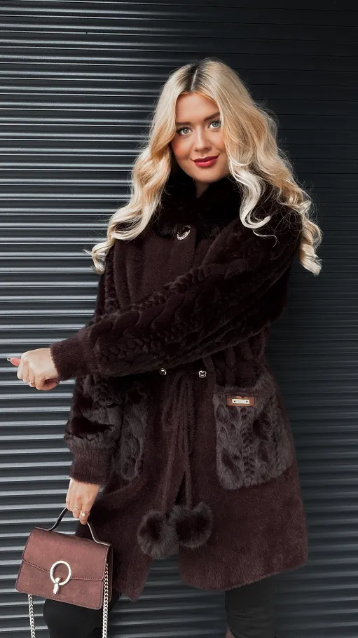 Czekoladowy wełniany płaszcz ALPAKA z kapturem i futerkiem ONE SIZE - R118A