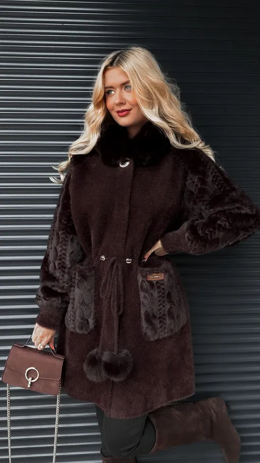 Czekoladowy wełniany płaszcz ALPAKA z kapturem i futerkiem ONE SIZE - R118A