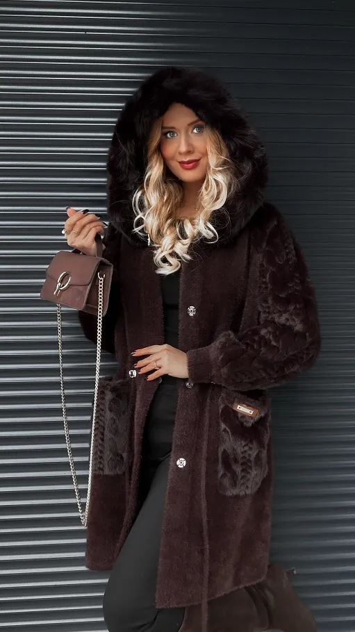 Czekoladowy wełniany płaszcz ALPAKA z kapturem i futerkiem ONE SIZE - R118A