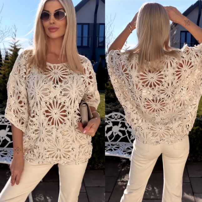 Sweter nietoperz w ażurowym stylu zdobiony złotymi cekinami ONE SIZE ecru - R913