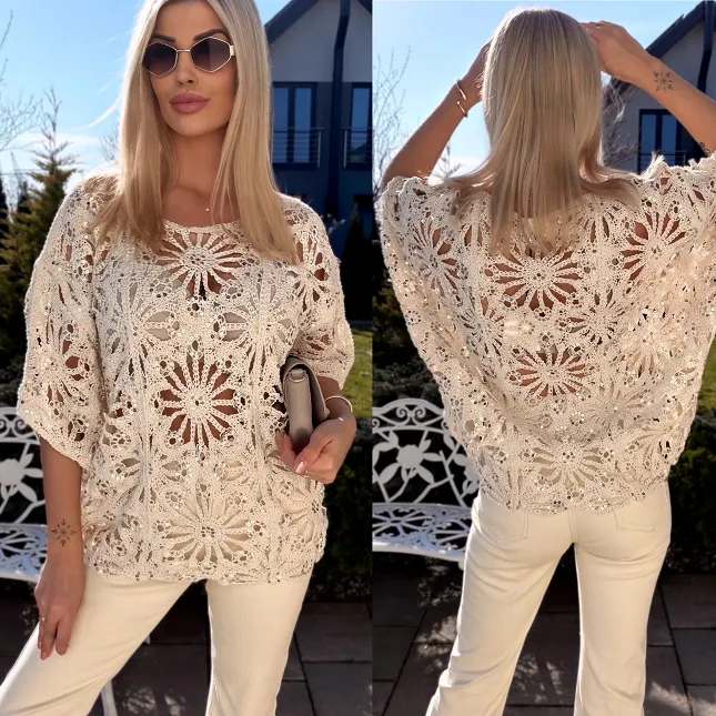 Sweter nietoperz w ażurowym stylu zdobiony złotymi cekinami ONE SIZE ecru - R913