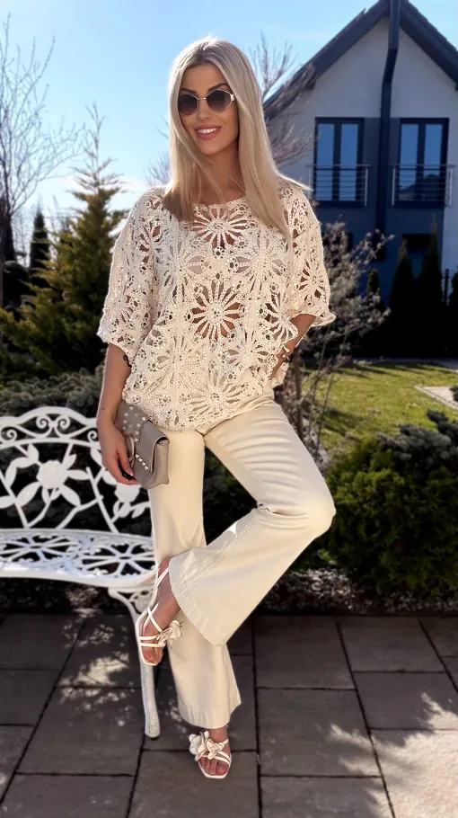 Sweter nietoperz w ażurowym stylu zdobiony złotymi cekinami ONE SIZE ecru - R913