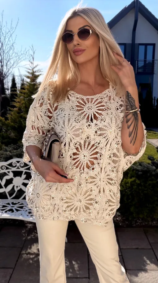 Sweter nietoperz w ażurowym stylu zdobiony złotymi cekinami ONE SIZE ecru - R913