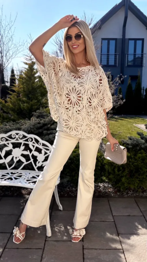 Sweter nietoperz w ażurowym stylu zdobiony złotymi cekinami ONE SIZE ecru - R913