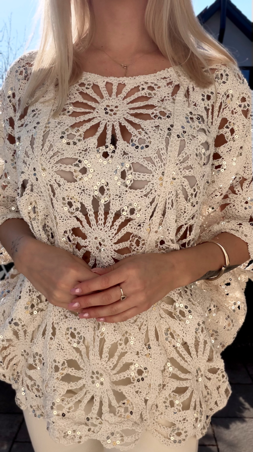 Sweter nietoperz w ażurowym stylu zdobiony złotymi cekinami ONE SIZE ecru - R913