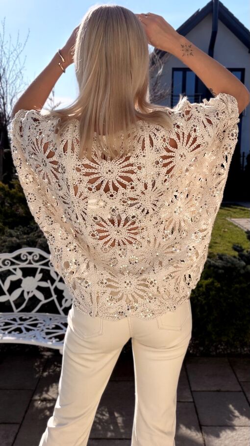 Sweter nietoperz w ażurowym stylu zdobiony złotymi cekinami ONE SIZE ecru - R913