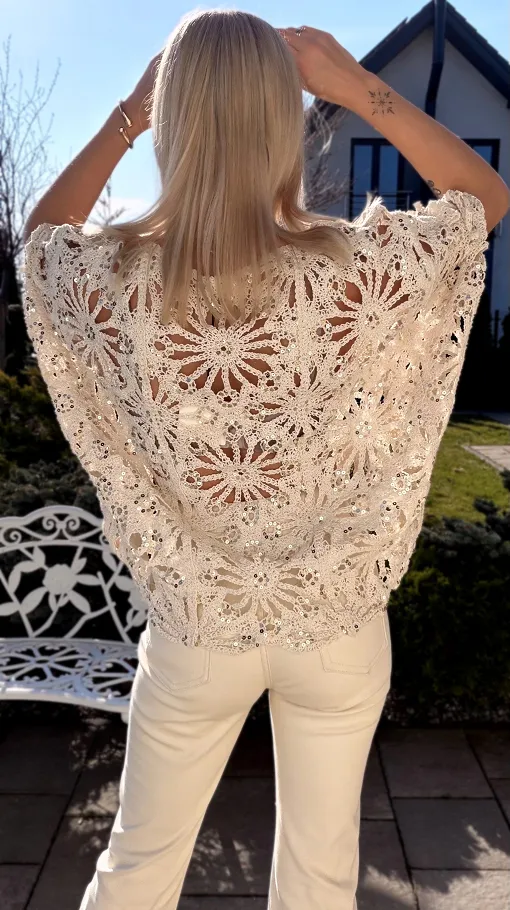 Sweter nietoperz w ażurowym stylu zdobiony złotymi cekinami ONE SIZE ecru - R913