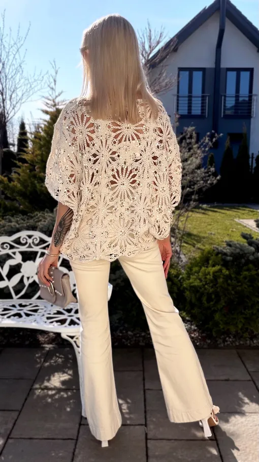 Sweter nietoperz w ażurowym stylu zdobiony złotymi cekinami ONE SIZE ecru - R913