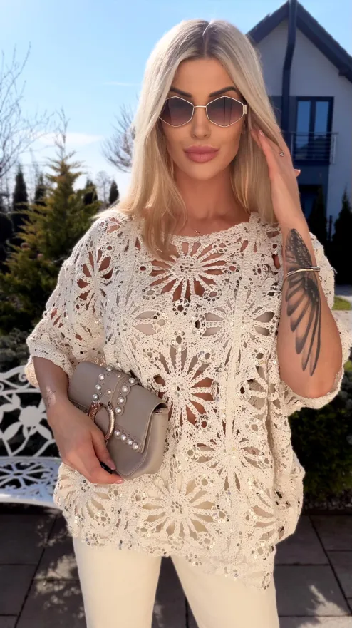 Sweter nietoperz w ażurowym stylu zdobiony złotymi cekinami ONE SIZE ecru - R913