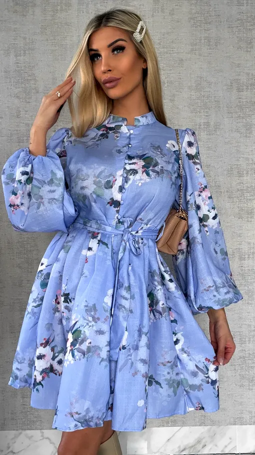 Piękna niebieska sukienka w kwiaty LEN - R480